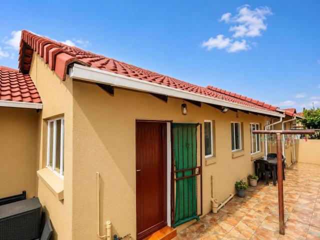 Townhouse for sale in Vosloorus, Gauteng