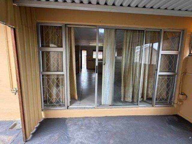 Townhouse for sale in Queensburgh, Kwazulu-natal