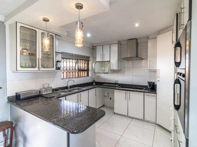 Townhouse for sale in Vosloorus, Gauteng