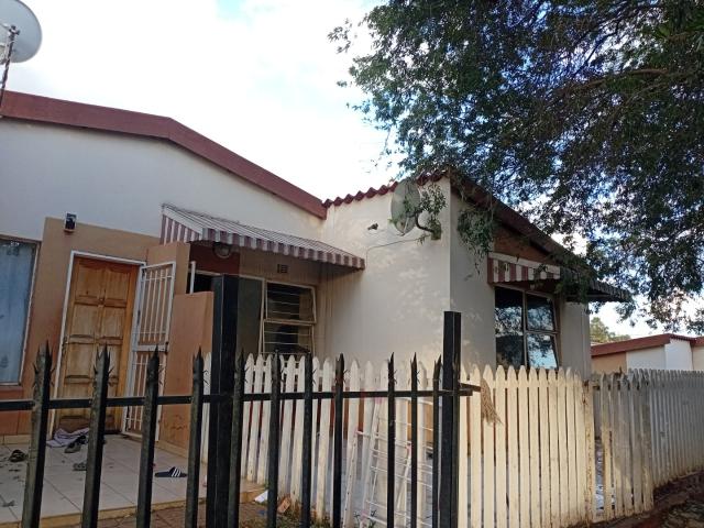Townhouse for sale in Vosloorus, Gauteng