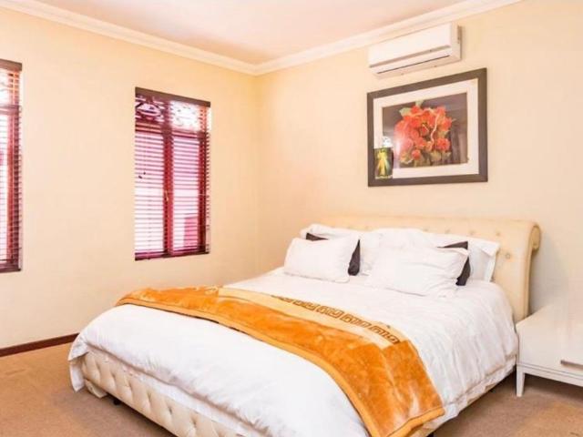 Townhouse for sale in Johannesburg, West
