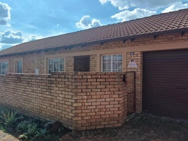 Townhouse for sale in Oranjeville, Free State