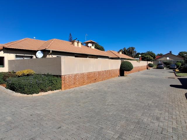 Townhouse for sale in Waterkloof, Gauteng