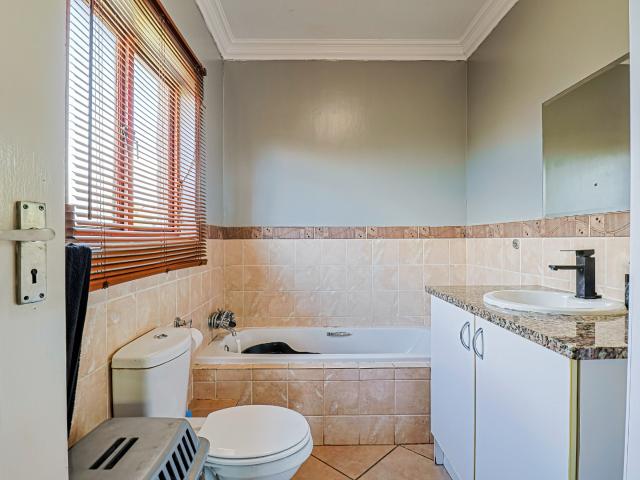 Townhouse for sale in Hartbeespoort Dam Nature Reserve, North West
