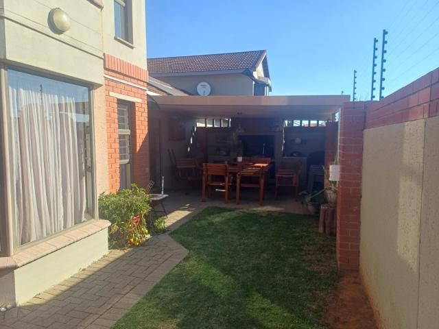 Townhouse for sale in Universitas, Bloemfontein