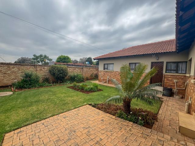 Townhouse for sale in Dr Kenneth Kaunda, North West