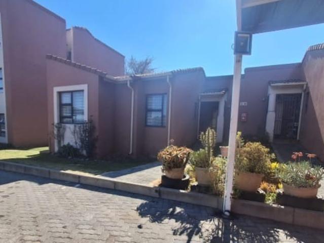 Townhouse for sale in Vosloorus, Gauteng