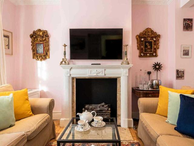 House for rent in Chelsea, Cat Hill