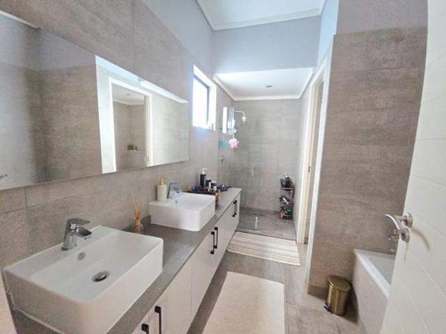 Townhouse for rent in Waterkloof, Gauteng