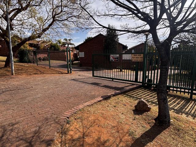 Townhouse for rent in Akasia, Gauteng