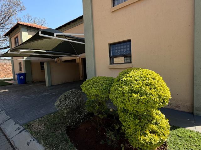 Townhouse for rent in Akasia, Gauteng
