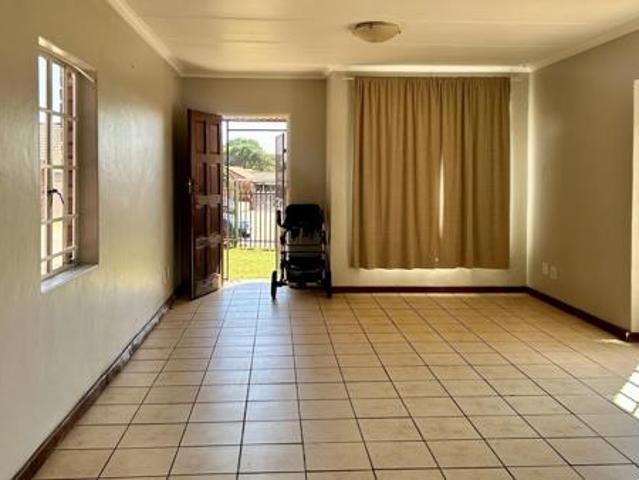 Townhouse for rent in Waterkloof, Gauteng