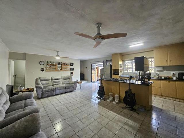 Townhouse for rent in Seaview, Kwazulu-natal