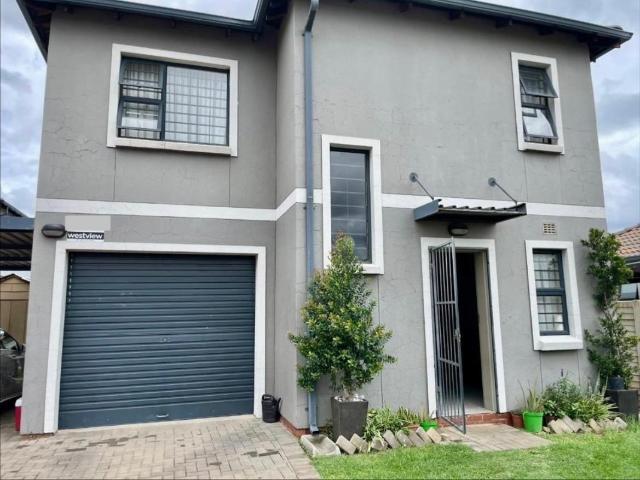Townhouse for rent in Waterkloof, Gauteng