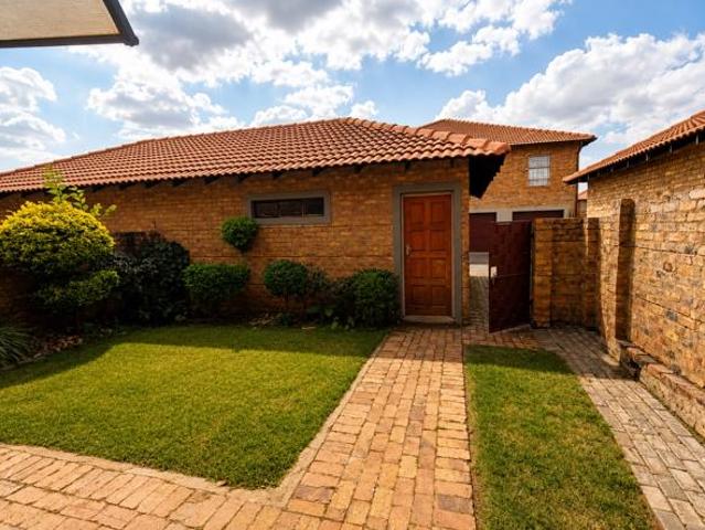 Townhouse for rent in Waterkloof, Gauteng