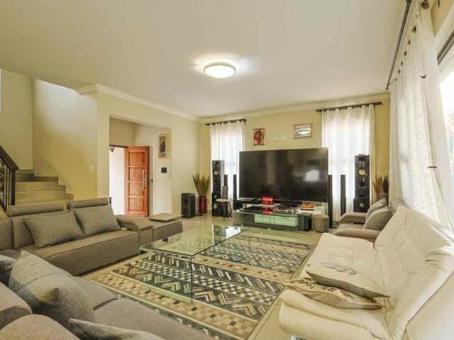 Townhouse for rent in Waterkloof, Gauteng