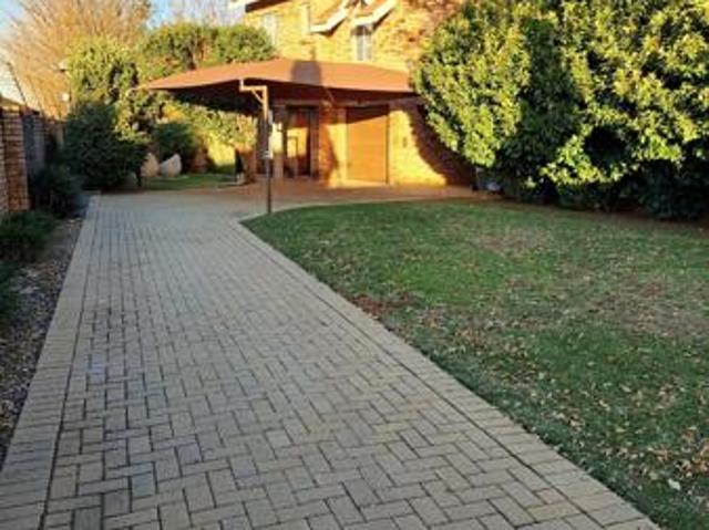 Townhouse for sale in Dr Kenneth Kaunda, North West