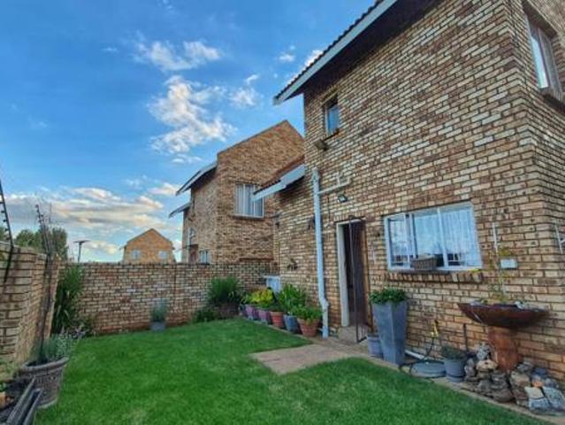 Townhouse for sale in Dr Kenneth Kaunda, North West
