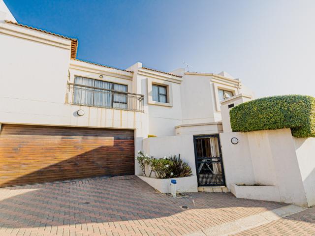 Townhouse for rent in Bedfordview, City of Ekurhuleni Metropolitan Municipality