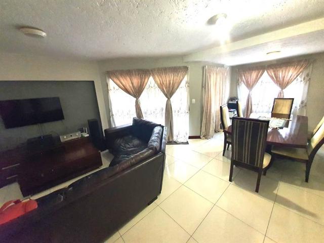 Townhouse for sale in Johannesburg, East