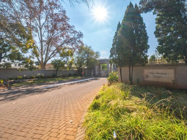 Townhouse for sale in Bedfordview, City of Ekurhuleni Metropolitan Municipality
