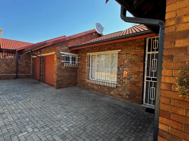 Townhouse for sale in Kempton Park, Birchleigh North