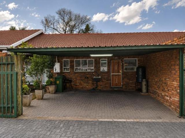 Townhouse for sale in Hartbeespoort Dam Nature Reserve, North West