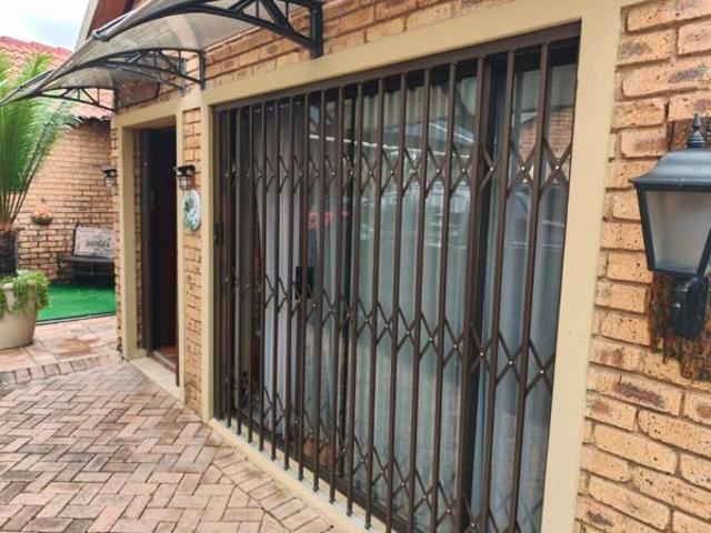 Townhouse for sale in Hartbeespoort Dam Nature Reserve, North West