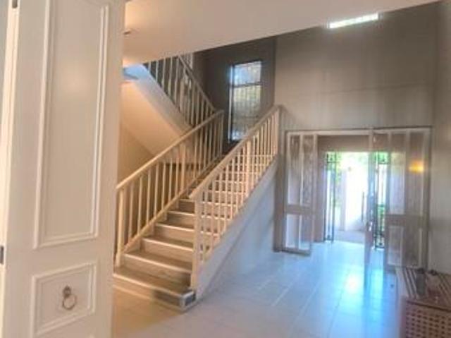 Townhouse for rent in Waterkloof, Gauteng