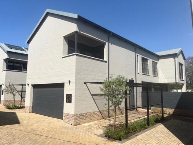 Townhouse for rent in Waterkloof, Gauteng
