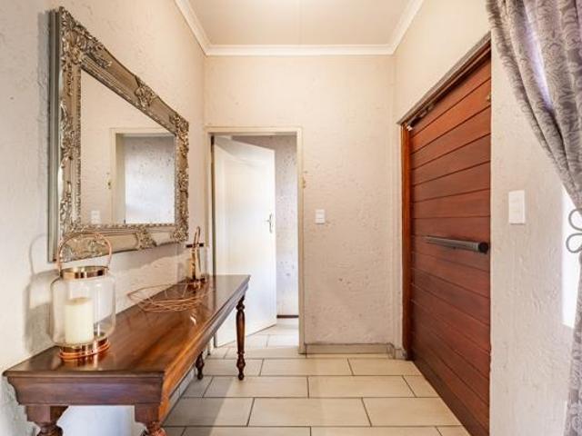 Townhouse for rent in Waterkloof, Gauteng