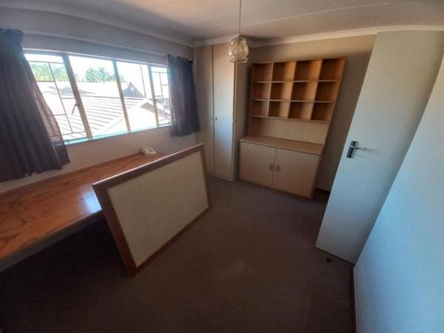 Townhouse for rent in Waterkloof, Gauteng