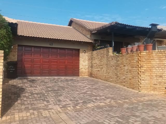 Townhouse for rent in Kagiso, Gauteng