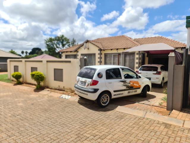 Townhouse for rent in Akasia, Gauteng