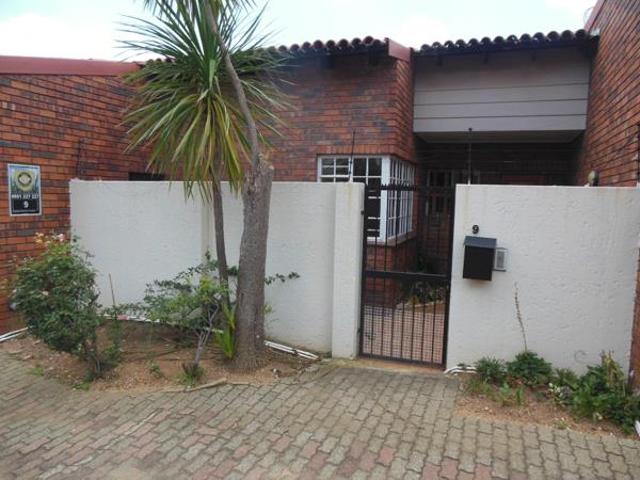 Townhouse for rent in Vosloorus, Gauteng