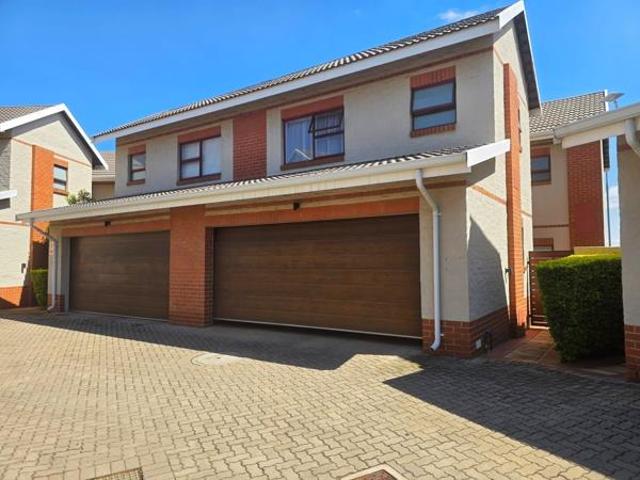 Townhouse for rent in Waterkloof, Gauteng