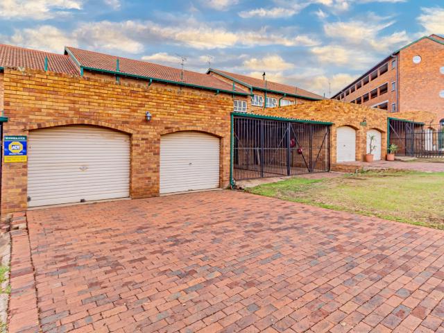 Townhouse for sale in Kempton Park, City of Ekurhuleni Metropolitan Municipality