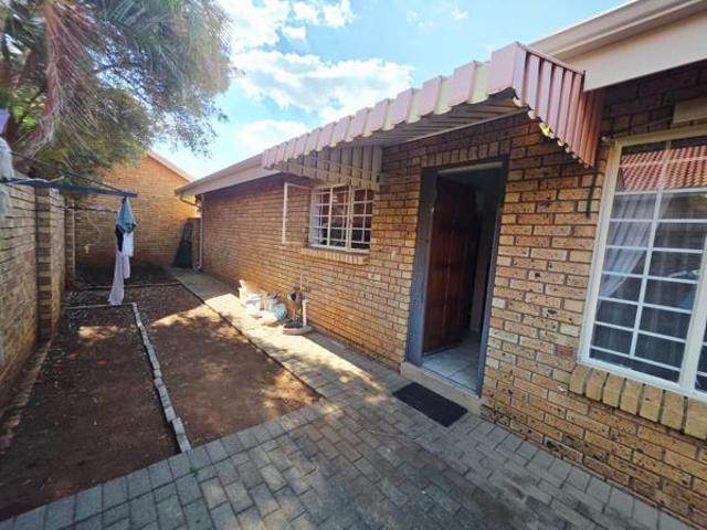 Townhouse for sale in Waterkloof, Gauteng
