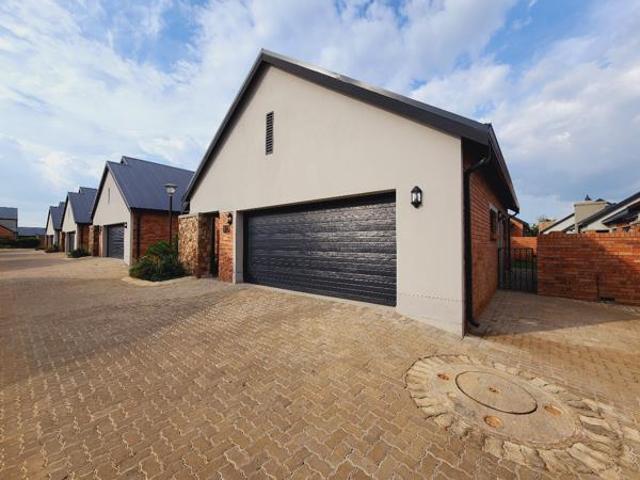 Townhouse for sale in Dr Kenneth Kaunda, North West