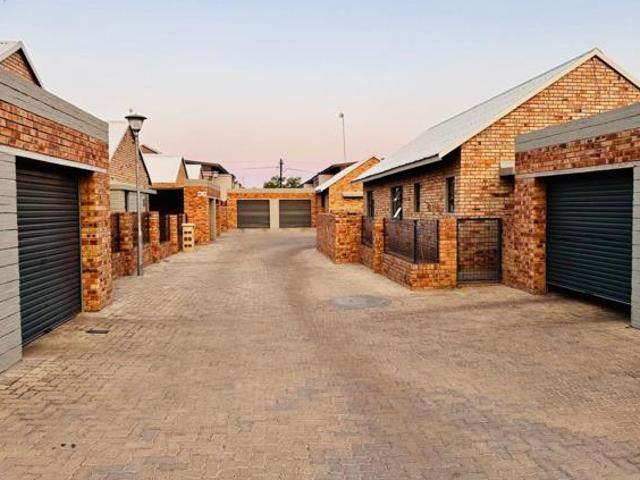 Townhouse for sale in Potchefstroom, Tlokwe Local Municipality