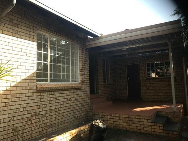 Townhouse for rent in Waterkloof, Gauteng