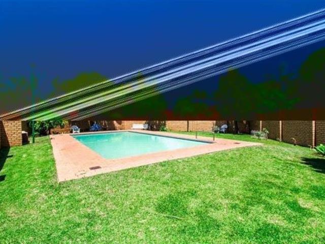 Townhouse for rent in Waterkloof, Gauteng