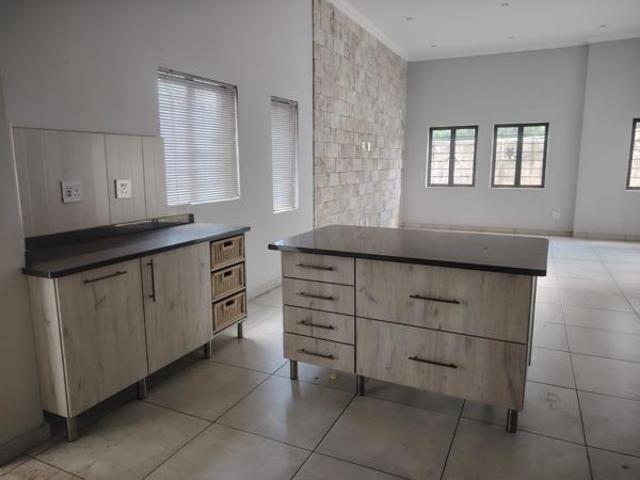 Townhouse for sale in Rustenburg Local Municipality, Bojanala Platinum District Municipality