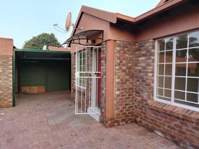 Townhouse for rent in Waterkloof, Gauteng