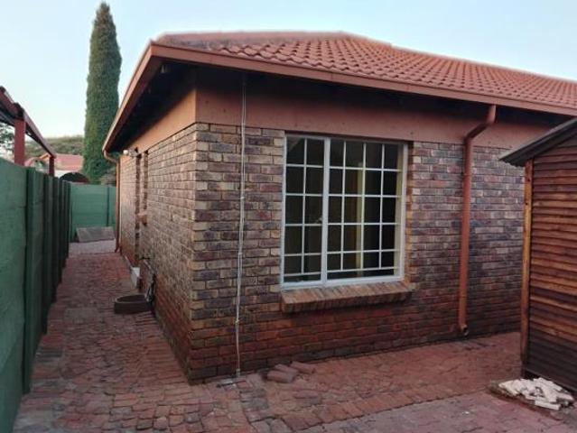 Townhouse for rent in Waterkloof, Gauteng