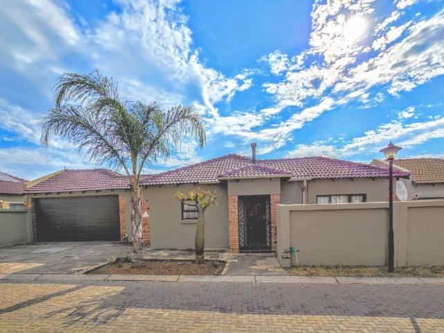 Townhouse for sale in Waterkloof, Gauteng