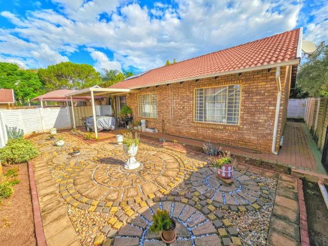 Townhouse for sale in Waterkloof, Gauteng