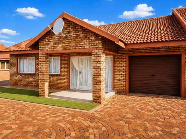 Townhouse for sale in Dr Kenneth Kaunda, North West