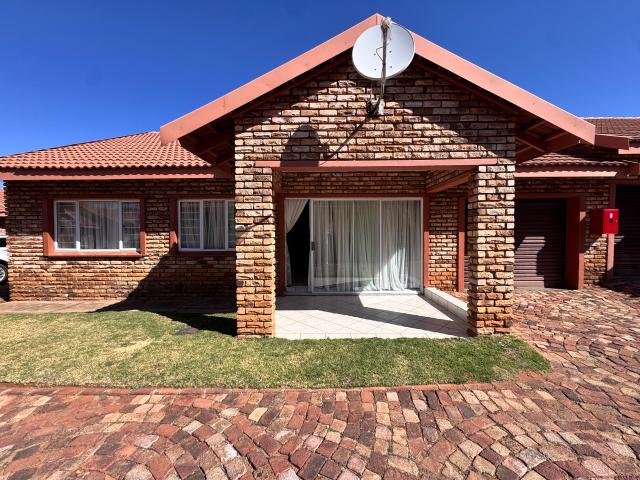 Townhouse for sale in Dr Kenneth Kaunda, North West