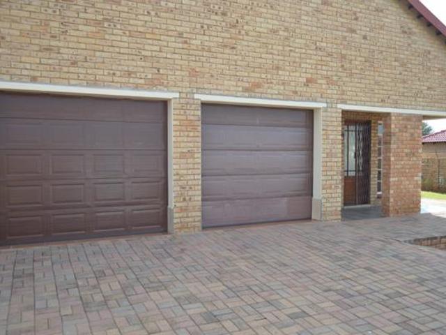 Townhouse for sale in Dr Kenneth Kaunda, North West
